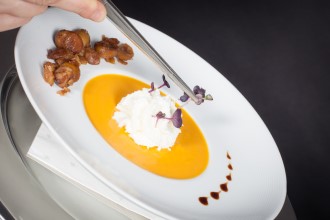 Butternut-Velouté, Speckschaum. Haselnüsse, Kürbiskern-Öl 