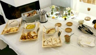 Dips mit Crostinis (Hummus, Makrelencreme, gewürzige Zucchini)