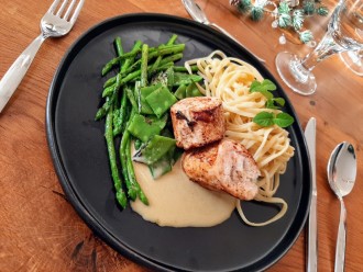 Perlhuhn-Roulade mit Speck-Kastanien-Estragon gefüllt, bei niedriger Temperatur vakuumgekocht, Foie Gras Sauce