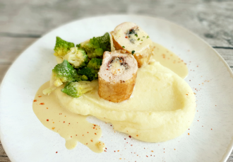 Perlhuhn-Roulade, Champignons, feine Geflügel-Farce, Speck, Estragon, cremige Entenleber-Sauce