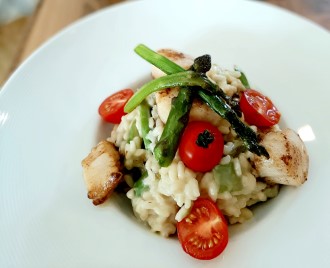 Risotto, Jakobmuscheln, grüne Spargel, Cherrytomaten