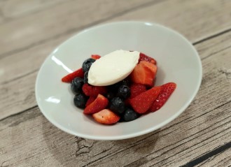 Rote Beeren Salat, mit einer Kugel Creme fraîche