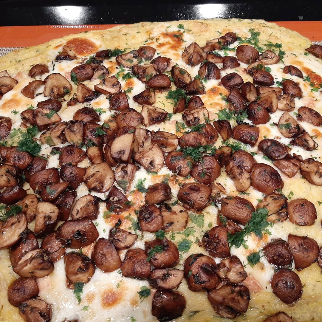 Polenta, braunen Champignons, Taleggio Käse