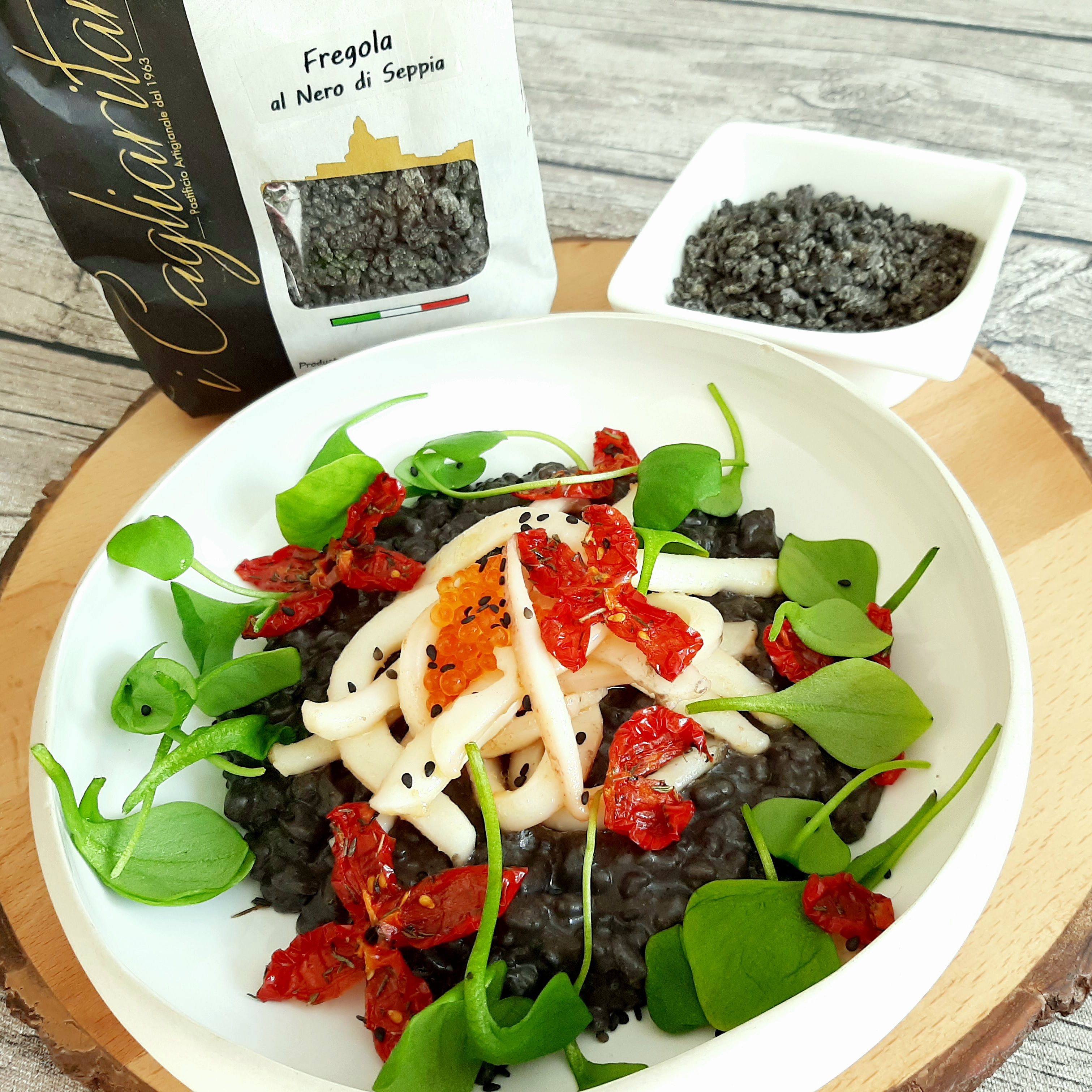 Risotto aus Fregola 'al nero di sepia', Tintefisch, Portulak, Rispentomaten