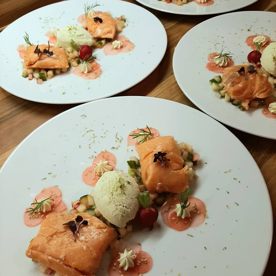 Lachs bei niedriger Temperatur gegart Wasabi Sorbert Salat Gurke, Apfel, Radieschen