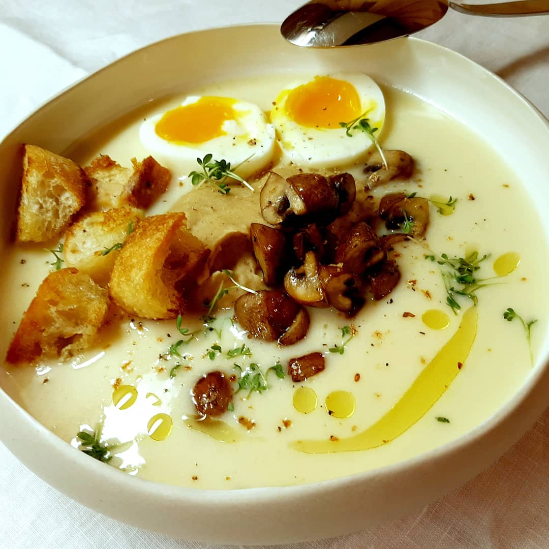 Roscoff Zwiebel Velouté Kastanien Cremeux Trüffel Pilze und Crostinis