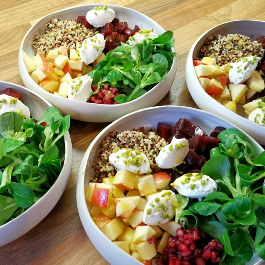 Vege Bowl Salat Quinoa Rote Bete Apfel Feldsalat Ziegekäse Pistazien